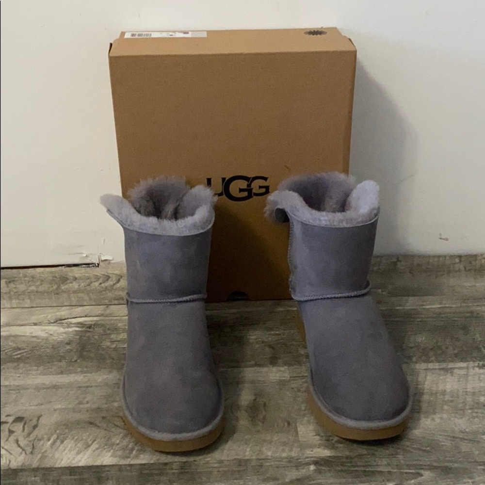Good condition. Purple/Grey color. low with bows.